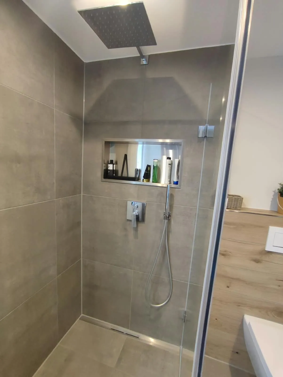 Bodengleiche Dusche mit Deckenregendusche und Edelstahl-Nische