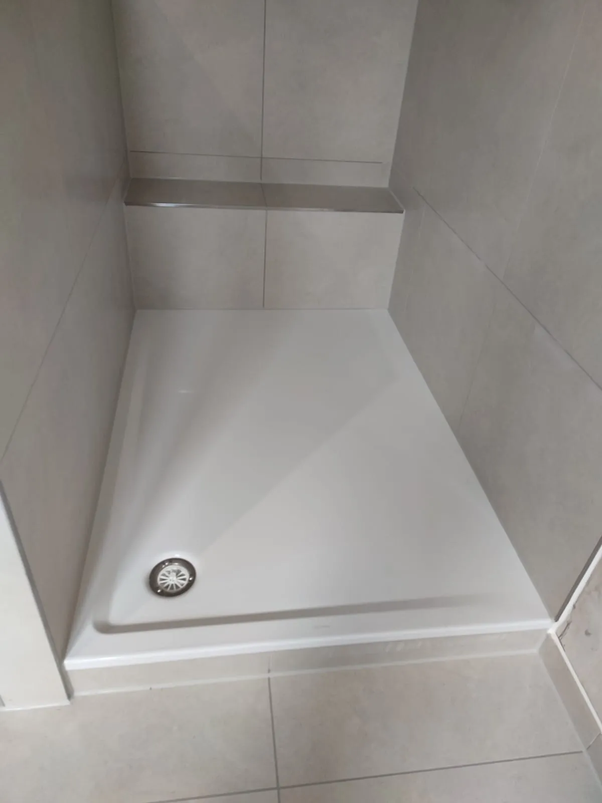 Ebenerdige Dusche mit flacher Duschwanne
