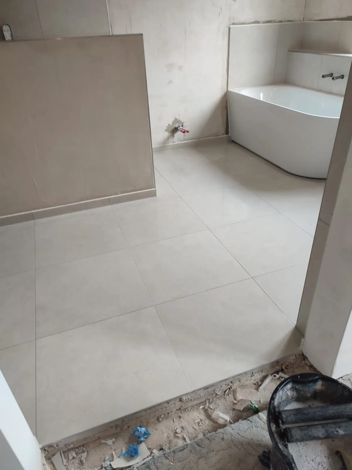 Fertig sanierte Badezimmer mit freistehender Wanne und Großformatfliesen in Nürnberg