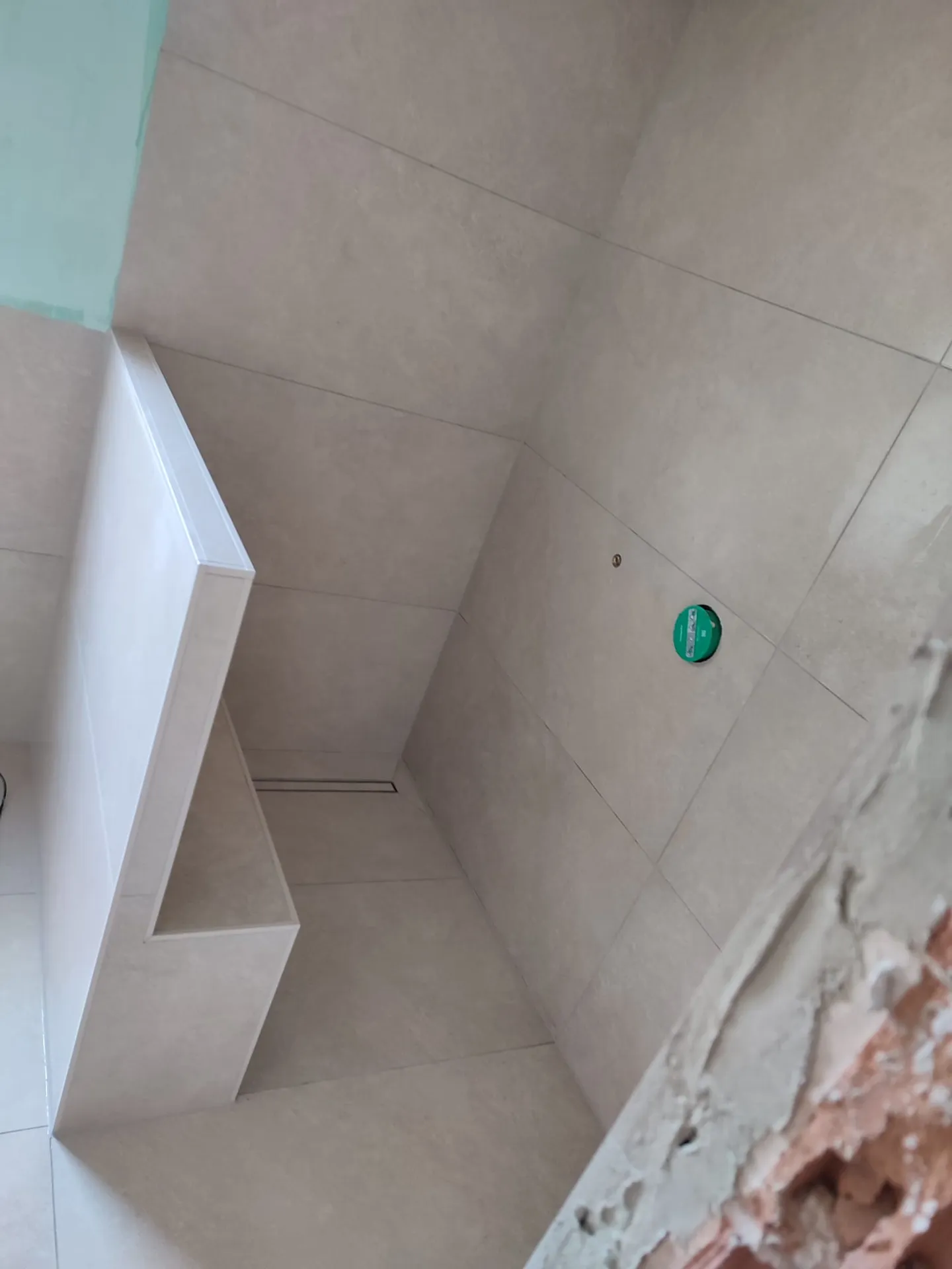 Dusche mit gemauerter Sitzbank
