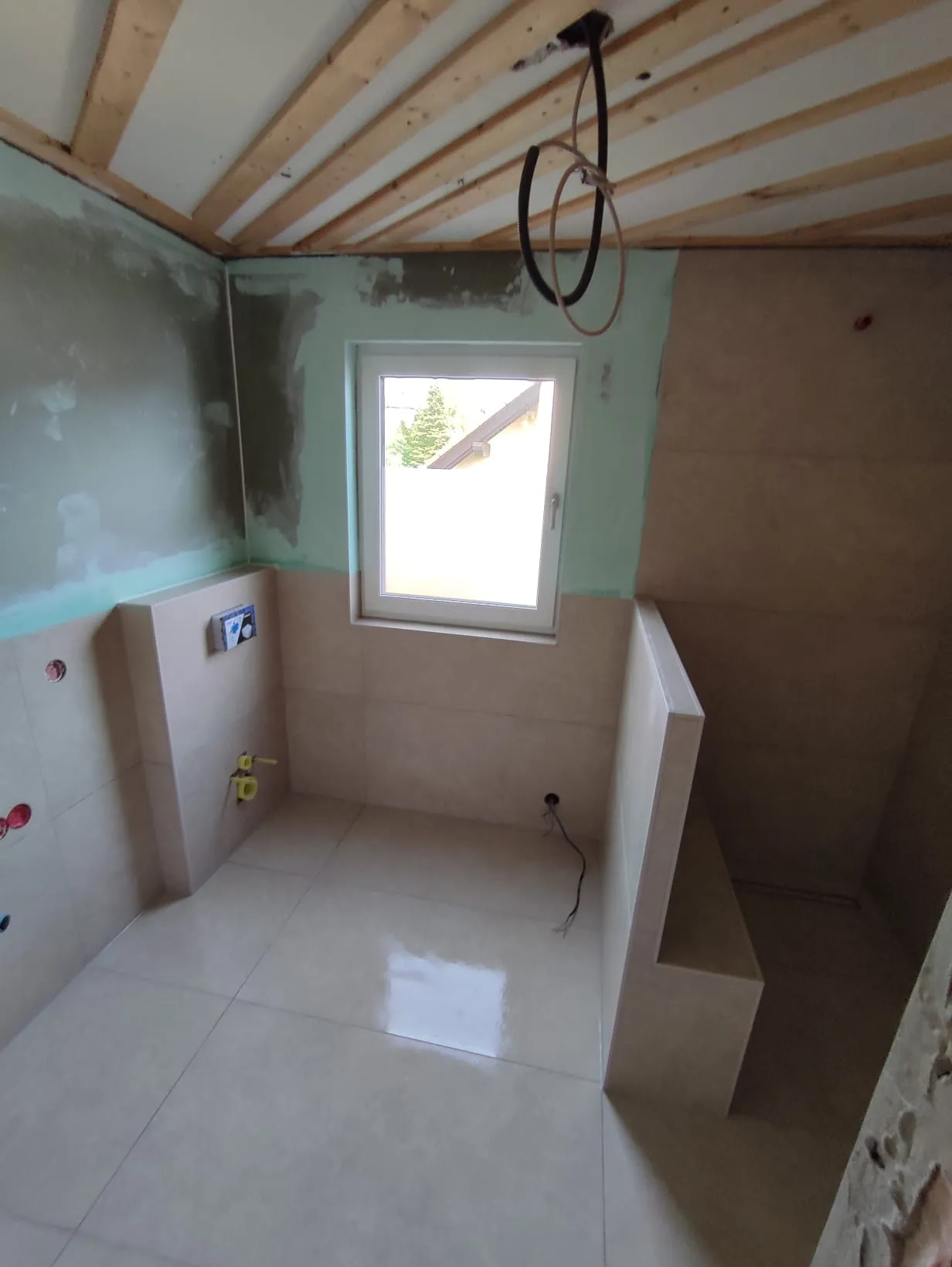 Gemauerte Sitzbank in der Dusche
