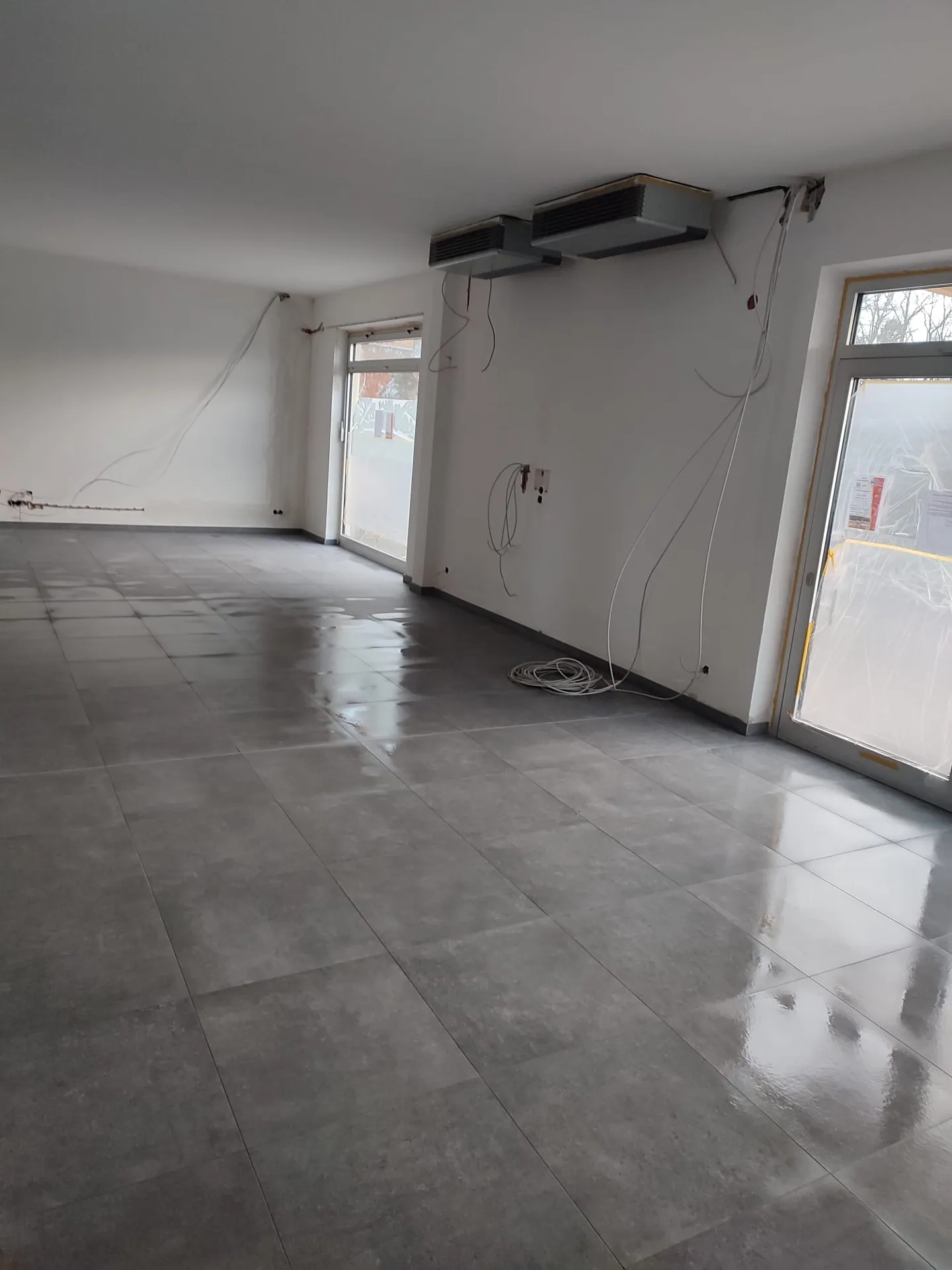 Fertiger Fliesenboden im Wohnraum