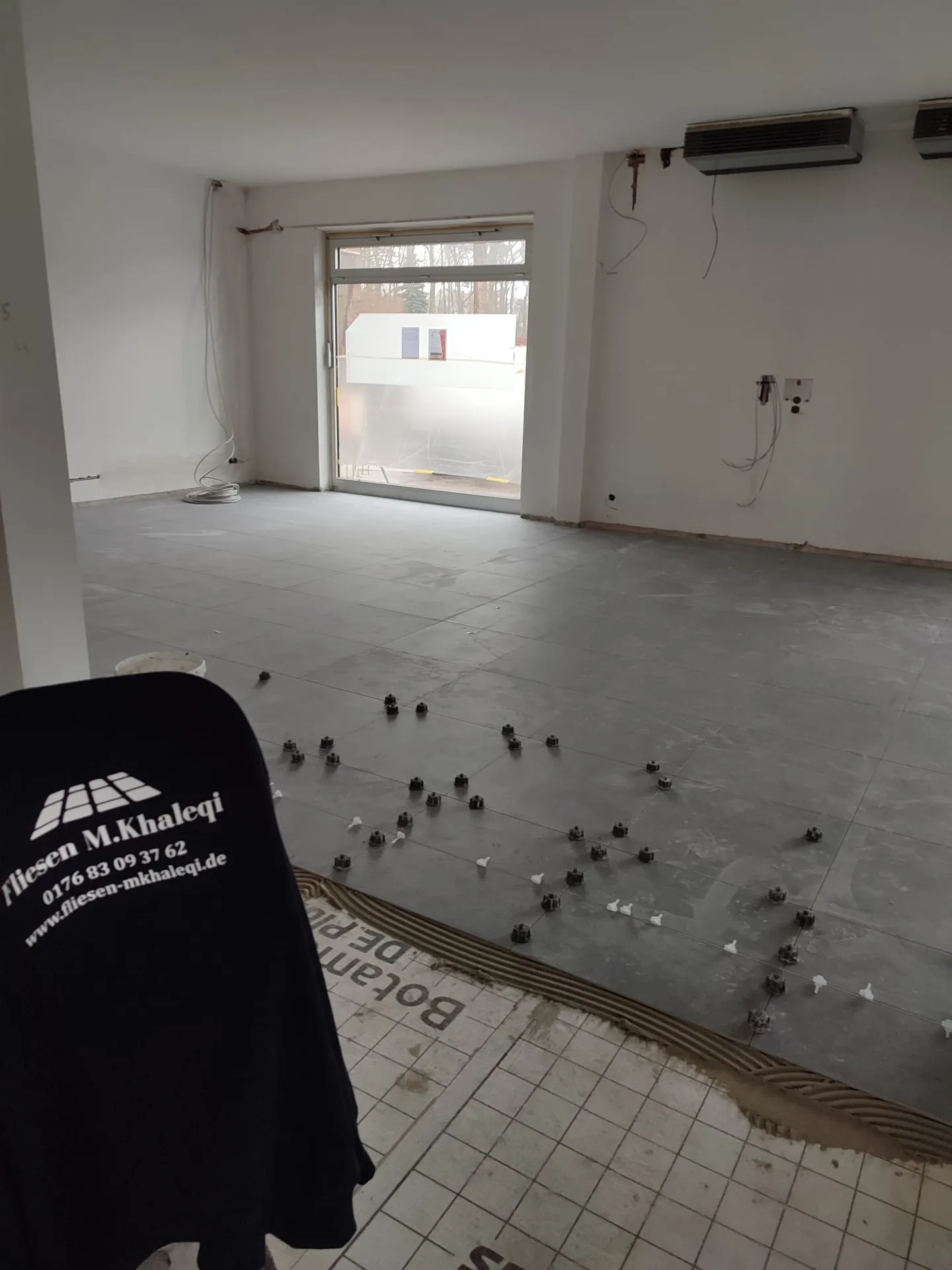 Fliesen M.Khaleqi bei der Arbeit