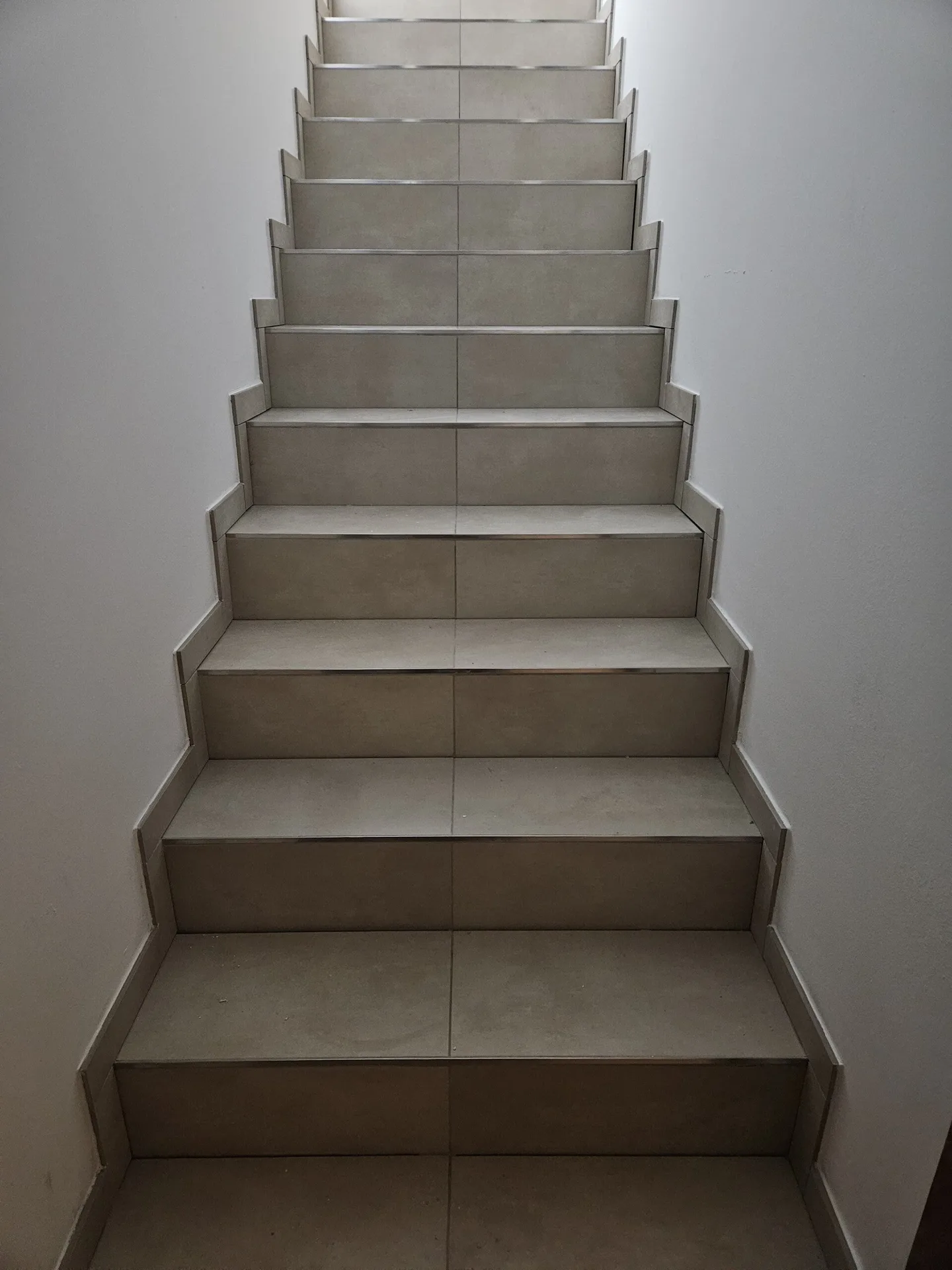 Geflieste Treppe mit exakten Kanten