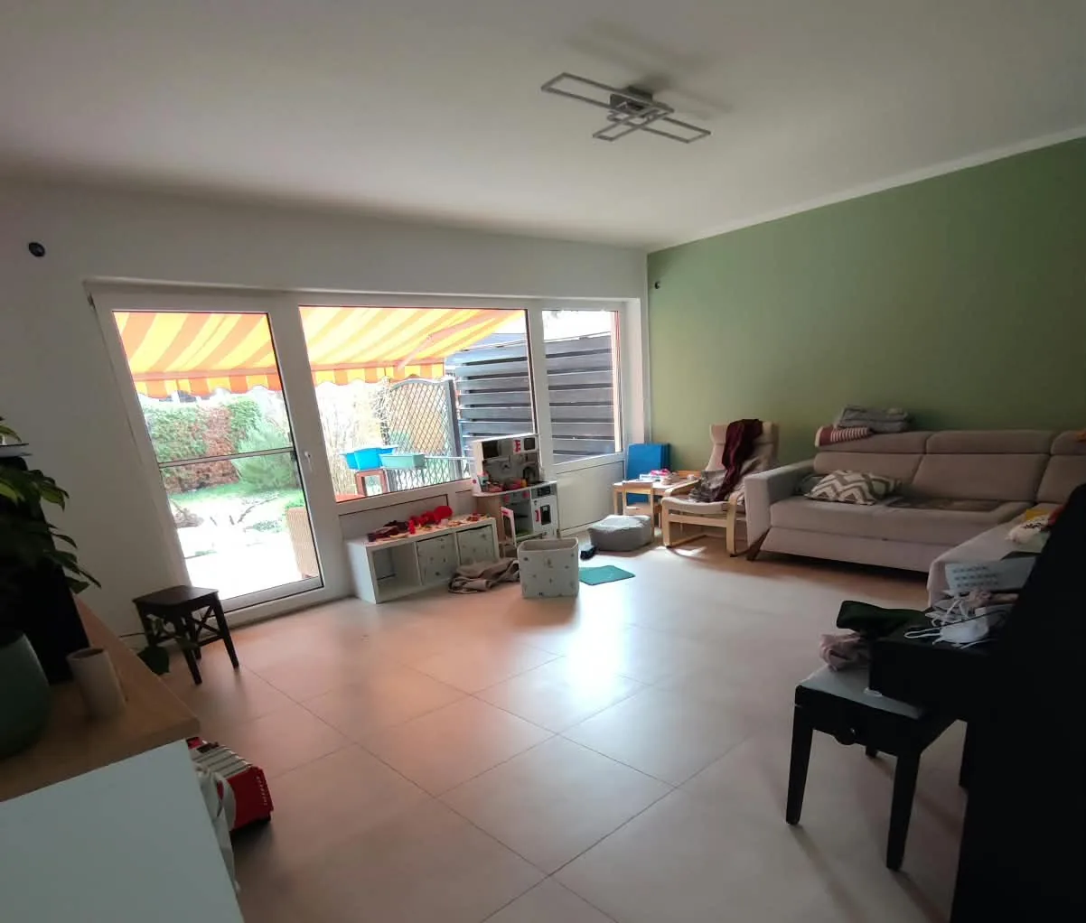 Bewohntes Wohnzimmer mit großformatigem Fliesenboden in Beige, verlegt von Fliesen M.Khaleqi