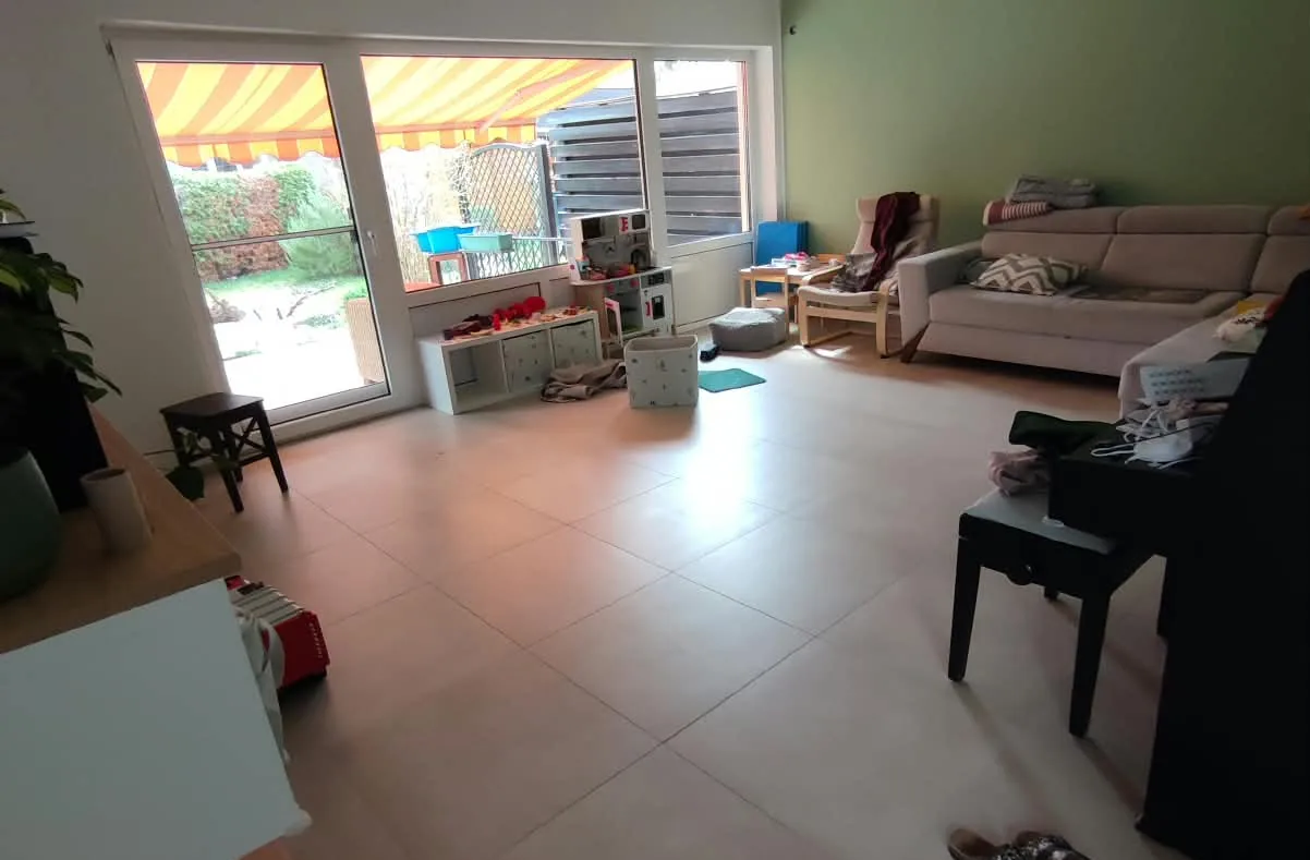 Wohnzimmer mit Großformat-Fliesenboden